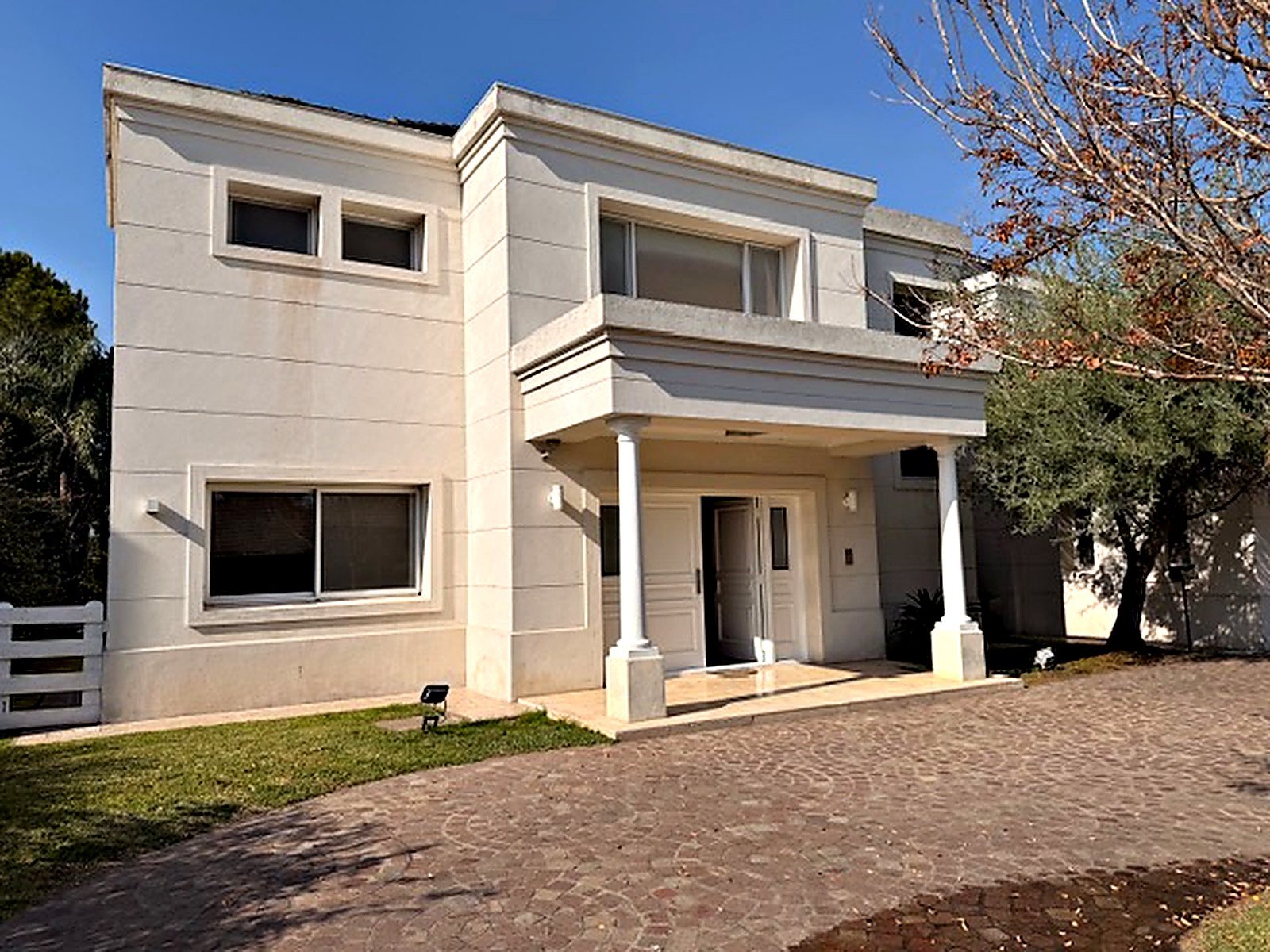 Front facade of the Kentucky Mansion, Kentucky Gated Community, Rosario
